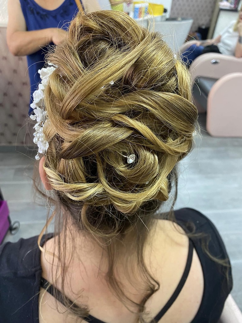 Le Petit Salon Saint Vallier de Thiey  salon de coiffure saint vallier de thiey-coupe de cheveux grasse-extensions peymeinade-lissage le tignet-coloration de cheveux le cannet-prothese capillaire mandelieu la napoule-perruque fayence